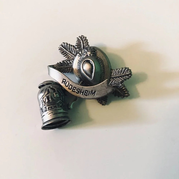 Vintage German Travel Souvenir Hat Pin Oktoberfest  Rudesheim Stein - Picture 1 of 9